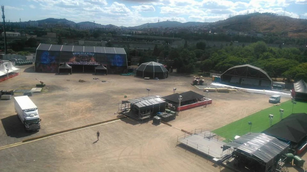 Barselonada musiqi festivalı zamanı səhnə yanıb, 22 min nəfər təxliyyə olunub