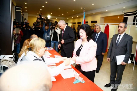 Məzahir Pənahov səs verib