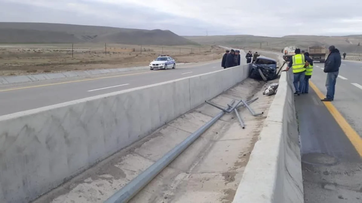 Bakı-Yevlax yolunda qəzaya düşən avtomobil yol ayrıcına daxil olub