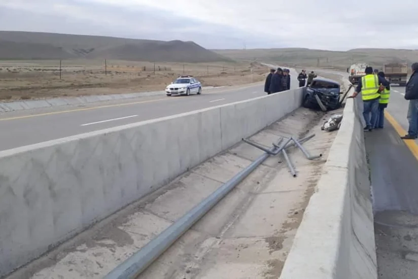 Bakı-Yevlax yolunda qəzaya düşən avtomobil yol ayrıcına daxil olub