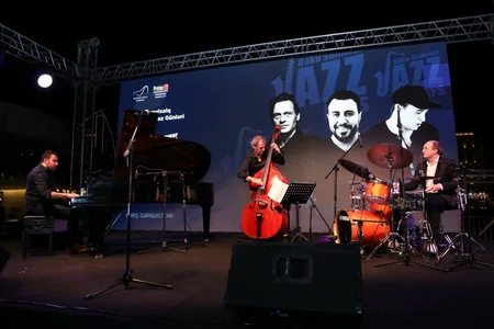 Heydər Əliyev Mərkəzinin parkında caz konserti təşkil olunub - VİDEO