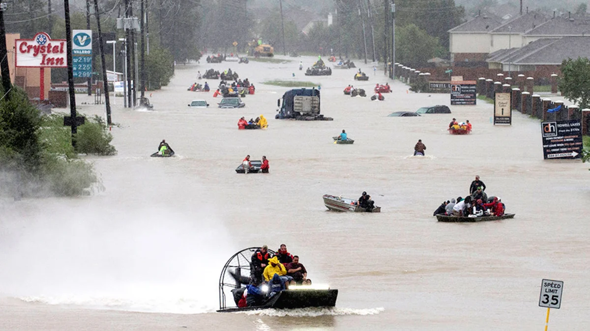 Texasda bəndin yarılmasından sonra təcili təxliyyə elan edilib