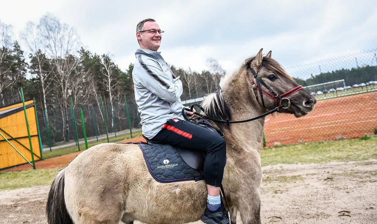 Polşalı baş məşqçi millimizlə görüşdən öncə məşqə atla gəlib - FOTO