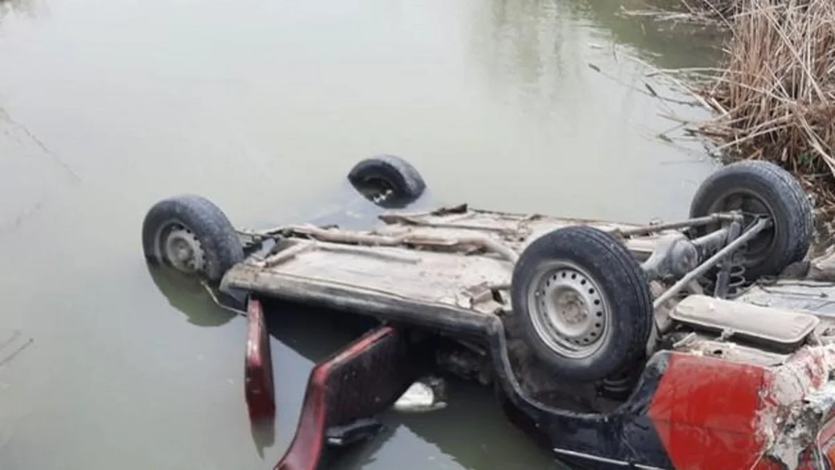 В Сальяне автомобиль упал в водоканал, есть погибший и раненый
