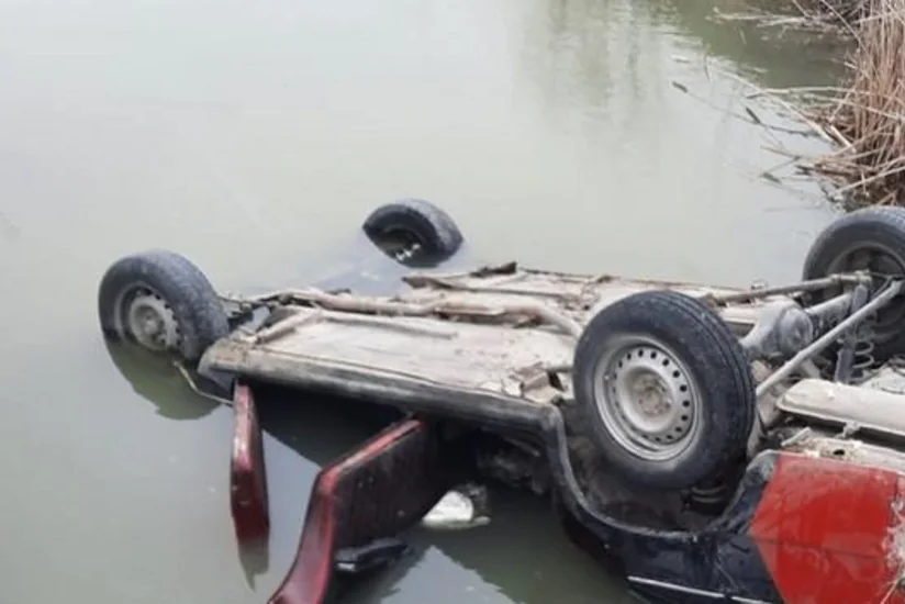 В Сальяне автомобиль упал в водоканал, есть погибший и раненый