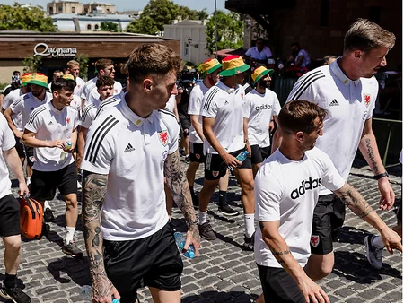 Uels millisi Bakıda gəzintiyə çıxıb