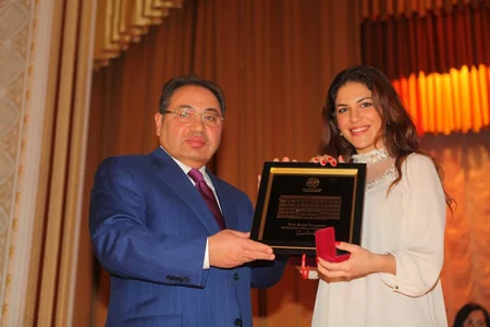 Abel Məhərrəmov Türkan Şoraya BDU-nun qızıl medalını təqdim edib