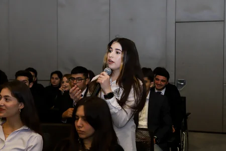 On səkkiz yaşı seçki günü tamam olacaq tələbələrlə görüş keçirilib