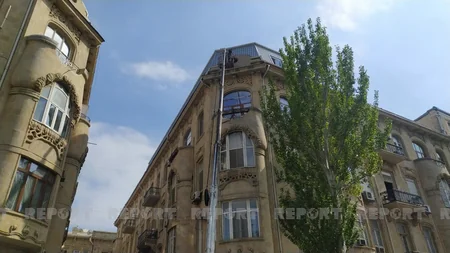 Bakıda tarixi binanın üzərində tikilən mansard sökülür
