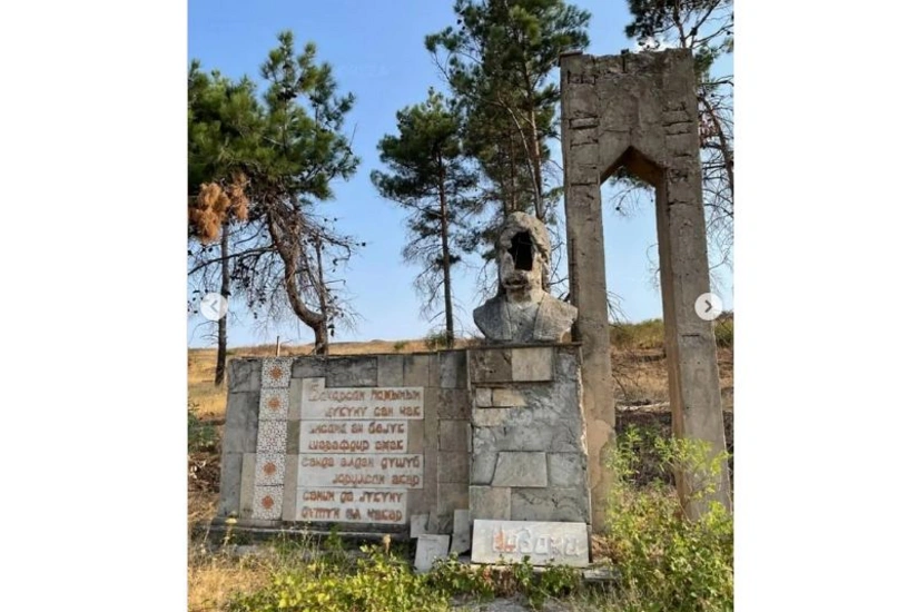 Reza Deqati Nizami Gəncəvinin dağıdılmış büstü barədə paylaşım edib
