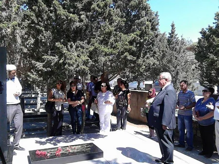 Milli Dram Teatrının kollektivi Səyavuş Aslanı məzarı başında anıb