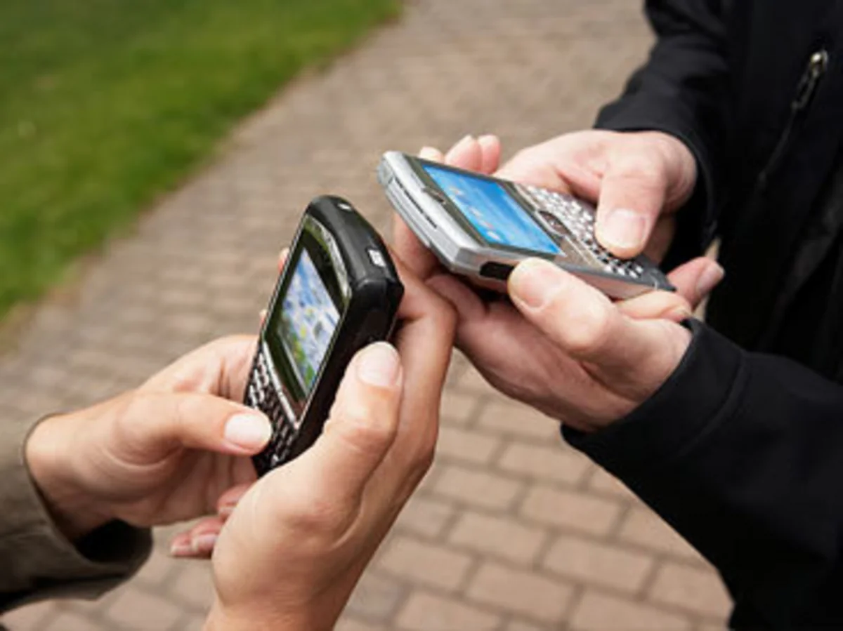 Doctor: Mobile phones increase spine diseases