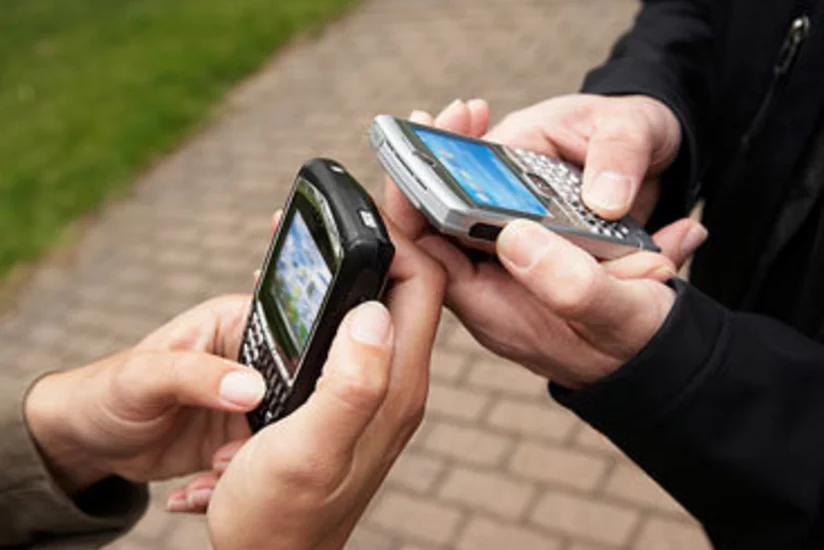 Doctor: Mobile phones increase spine diseases