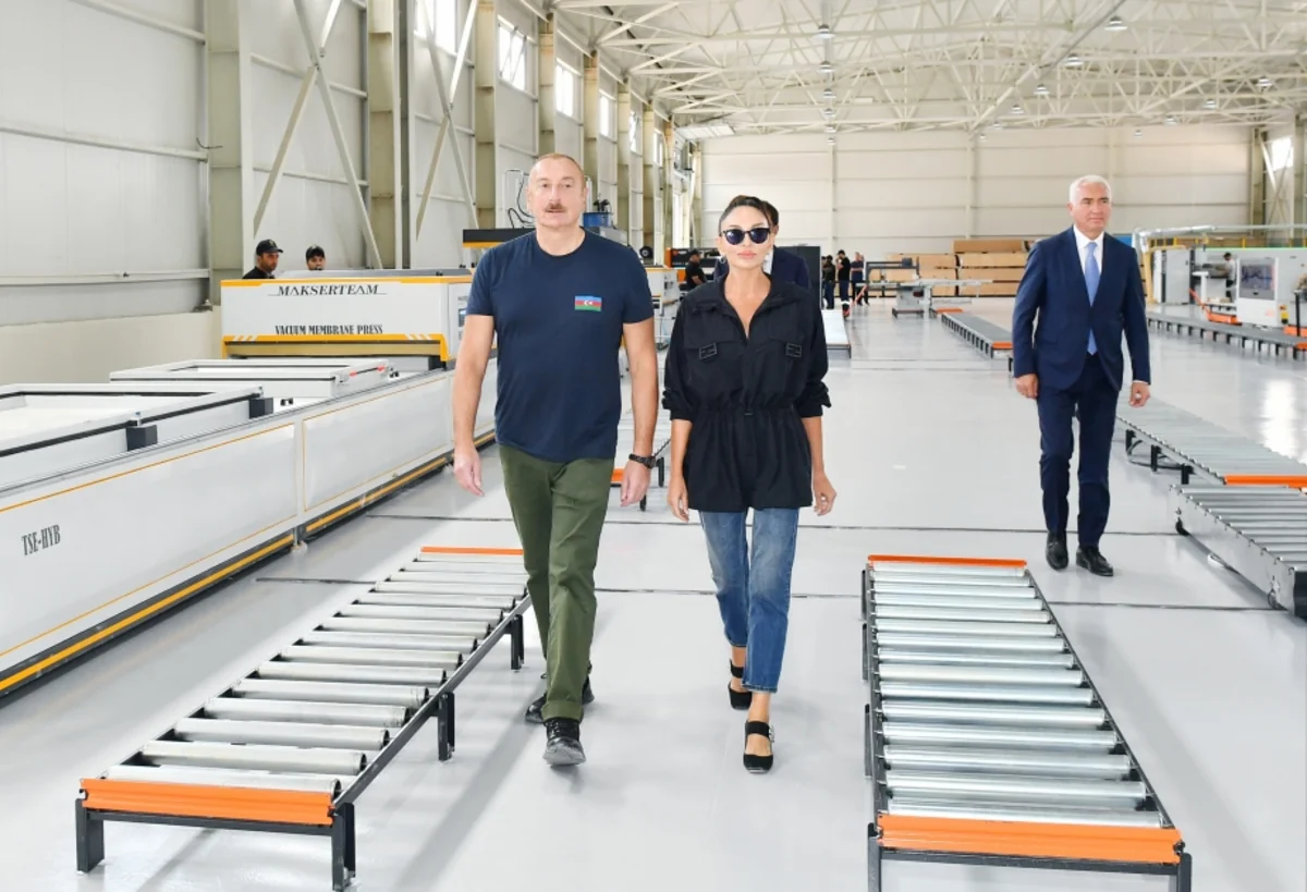 Президент и первая леди приняли участие в открытии мебельной фабрики в Лачынской промышленной зоне