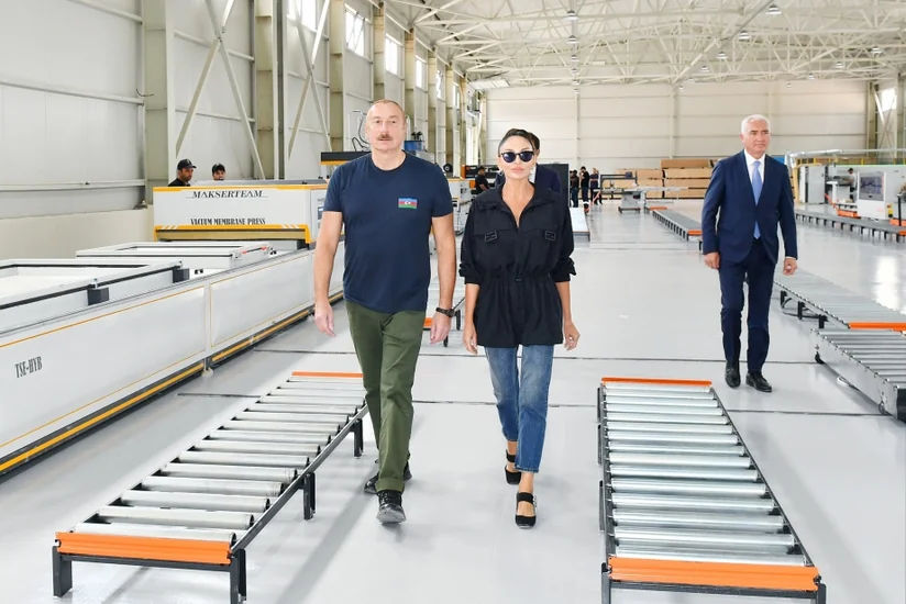 Prezident və birinci xanım Laçının sənaye zonasında mebel fabrikinin açılışında iştirak edib