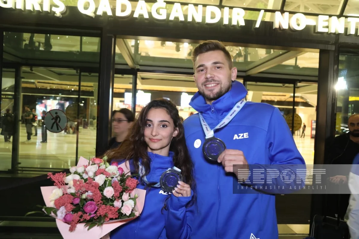 Dünya çempionatının gümüş mükafatçısı olan gimnastlar vətənə qayıdıb