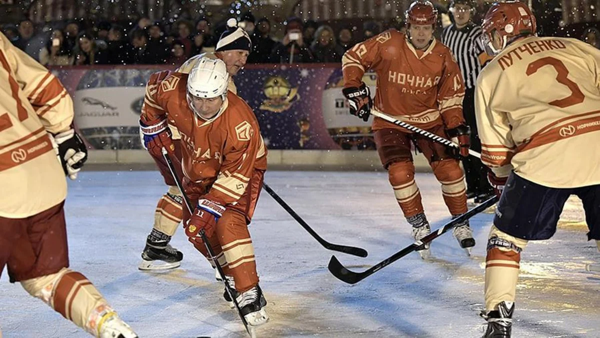 Путин сыграл в хоккей на Красной площади - ВИДЕО