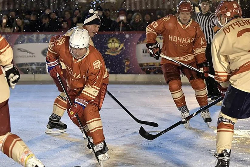 Путин сыграл в хоккей на Красной площади - ВИДЕО