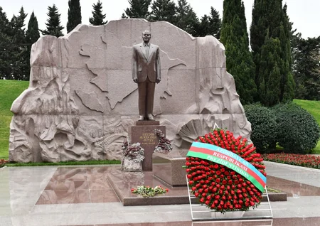 Prezident İlham Əliyev ümummilli lider Heydər Əliyevin məzarını ziyarət edib