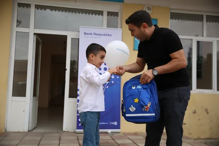 “Bank Respublika” Horadiz qəsəbəsindəki məktəbliləri sevindirib