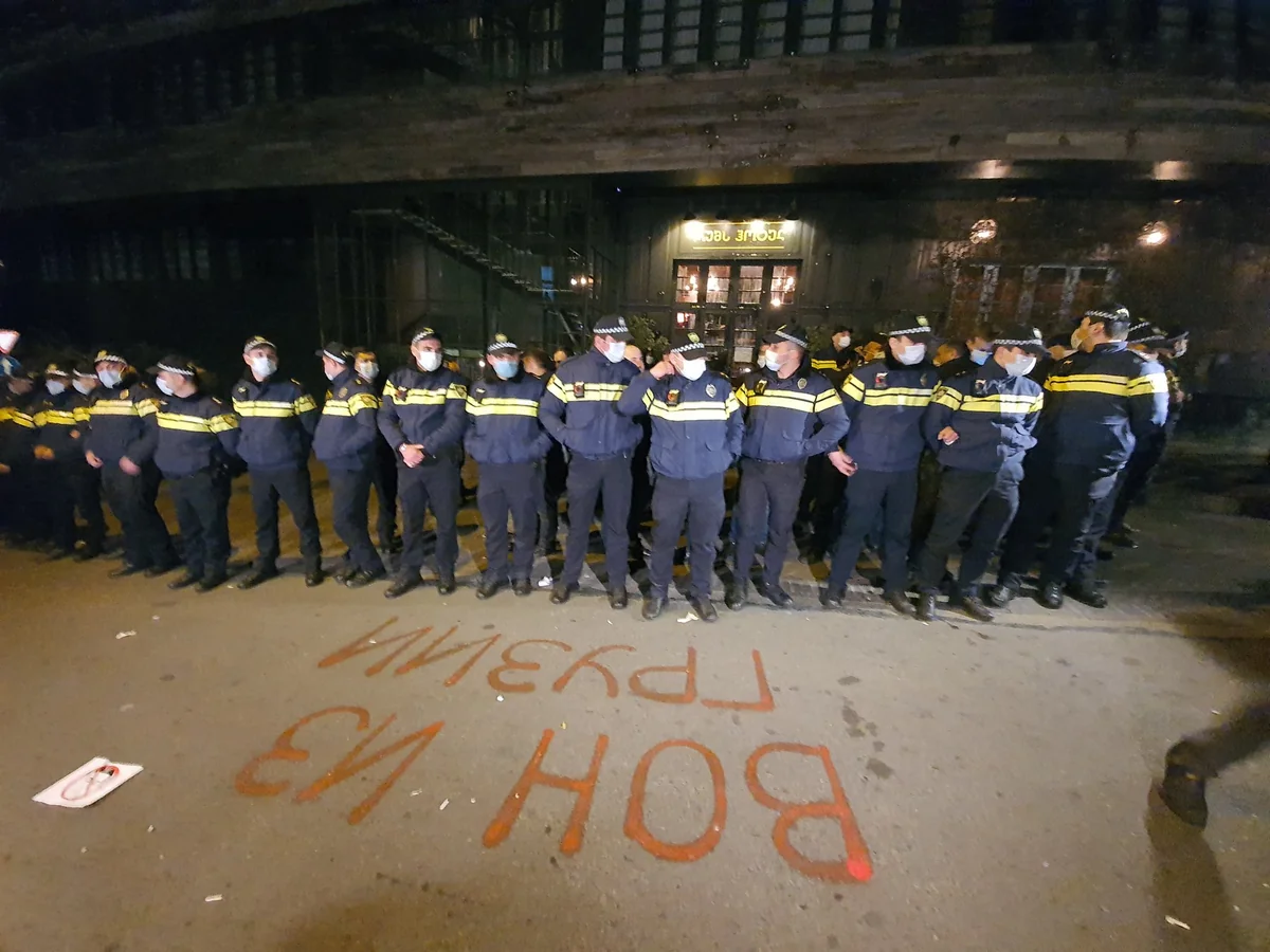 Poznerin qaldığı ikinci hotel yumurta atəşinə tutuldu - FOTO