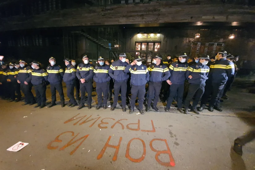 Poznerin qaldığı ikinci hotel yumurta atəşinə tutuldu - FOTO