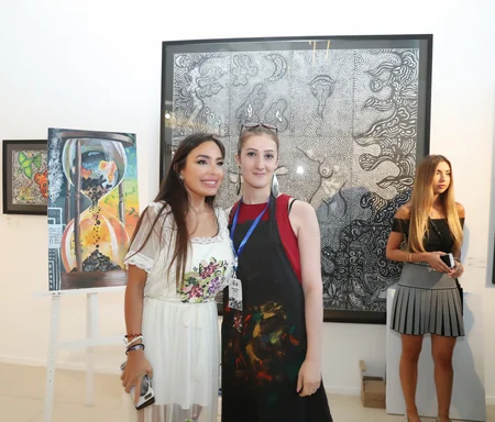 Heydər Əliyev Fondunun vitse-prezidenti Leyla Əliyeva Live Life sərgisində yay təcrübəsi keçən tələbələrlə görüşüb