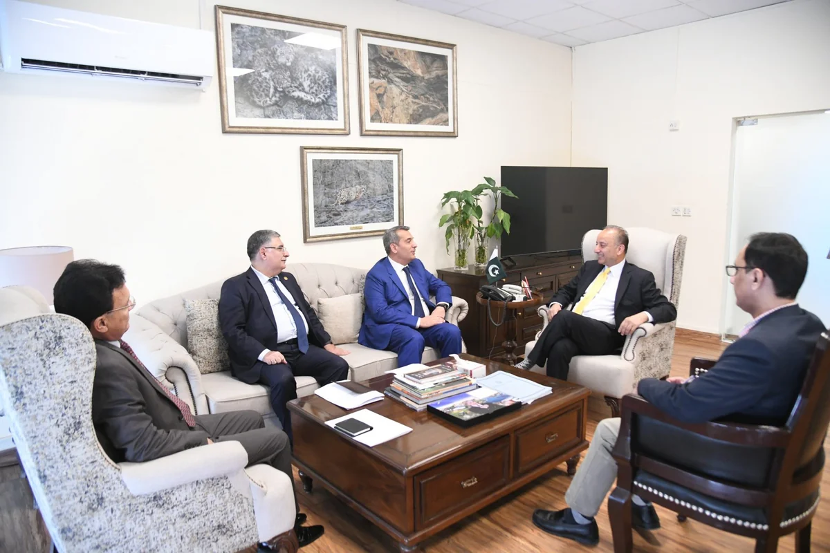 Azerbaijani envoy mulls environment issues with Pakistani minister