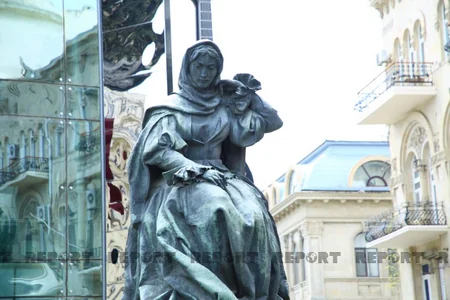 Bakıda heykəllər yuyulur