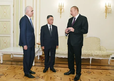 Bir nömrəli yeni nəsil şəxsiyyət vəsiqəsi Prezident İlham Əliyevə təqdim olunub - YENİLƏNİB