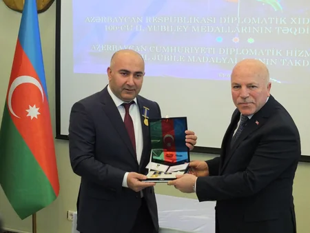 Qarsda Azərbaycanın diplomatik xidmət orqanlarının 100 illiyi medalı sahiblərinə təqdim edilib
