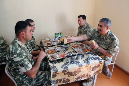 Закир Гасанов побывал в воинских частях, расположенных в полосе обороны азербайджано-армянской госграницы
