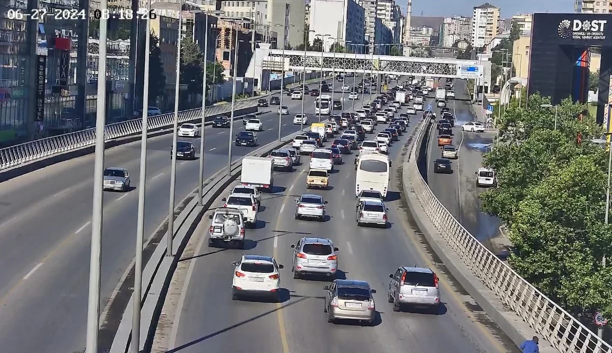 Bakının bəzi yollarında tıxac yaranıb - SİYAHI