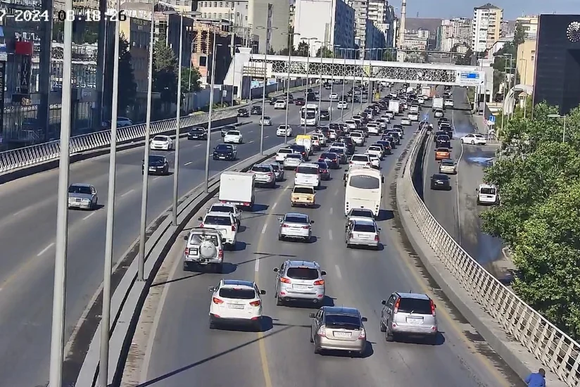 Bakının bəzi yollarında tıxac yaranıb - SİYAHI