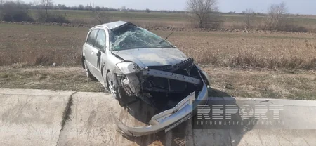 İmişlidə iki avtomobil toqquşaraq aşıb, xəsarət alanlar var