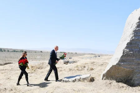 Ilham Aliyev and Mehriban Aliyeva visit memorial plaque dedicated to Remembrance Day in Qarakhanbayli