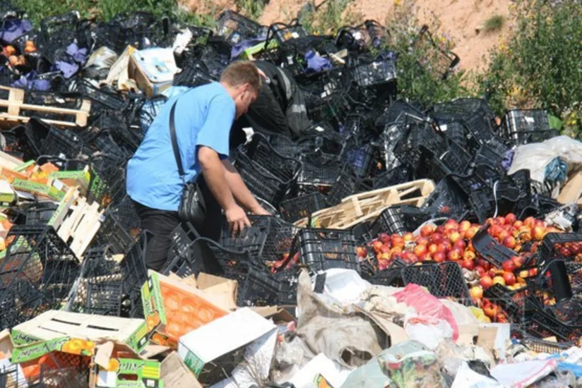 ​Жители Смоленска уносят с полигона уцелевшие санкционные продукты