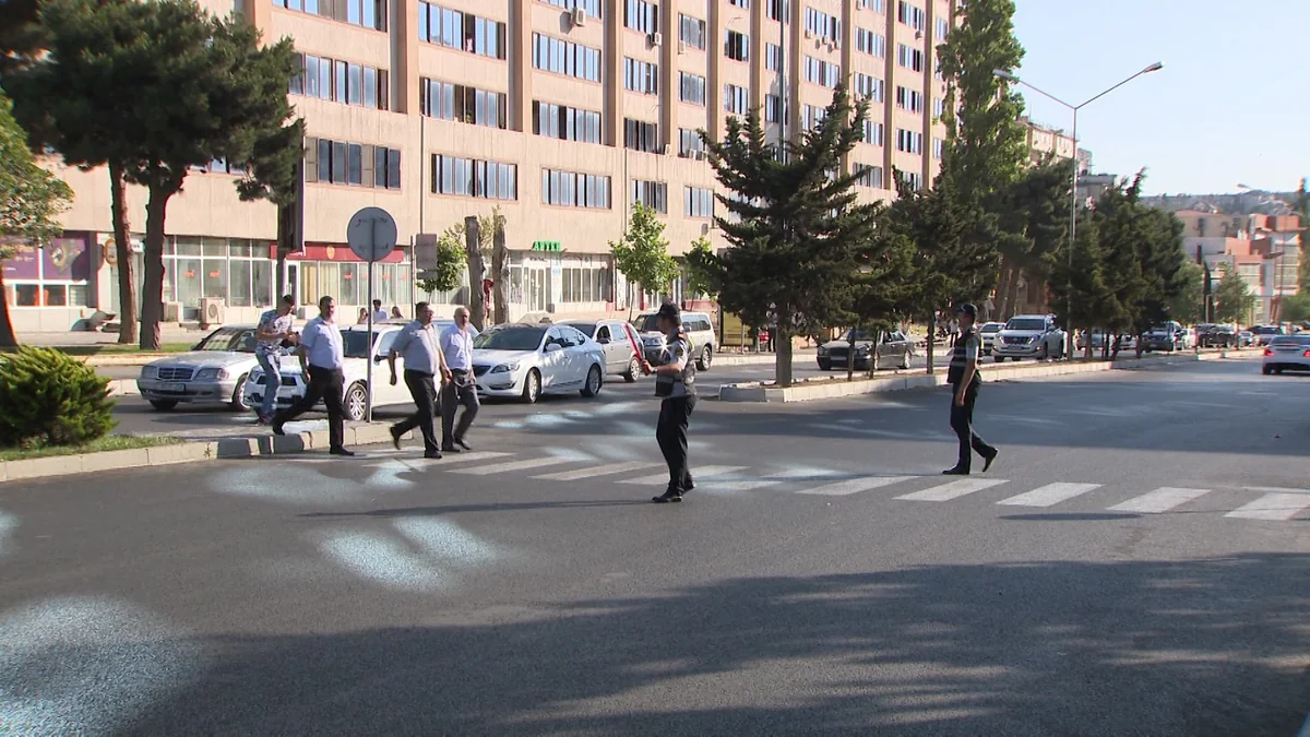 Yolu piyada keçidindən kənar keçənlərə və avtomobili səkidə saxlayanlara xəbərdarlıq edilib