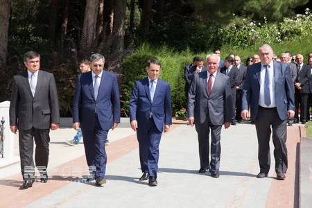 XİN rəhbərliyi Fəxri xiyabanı və Şəhidlər xiyabanını ziyarət ediblər - FOTO