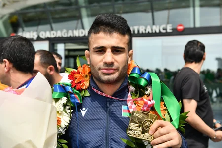 Avropa çempionu olan sərbəst güləş üzrə Azərbaycan millisi Vətənə qayıdıb