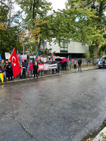 Azərbaycan icması Berlində Ermənistan səfirliyi önündə piket keçirib