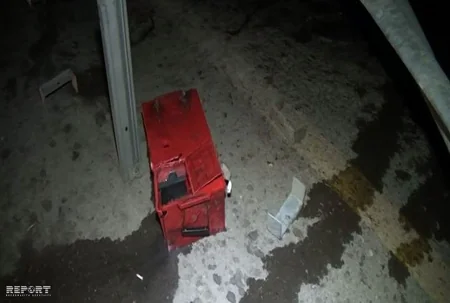 Goranboyda yük maşını yol ayrıcında maneəyə çırpılıb - FOTO