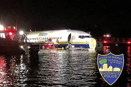 Из съехавшего в реку во Флориде Boeing 737 извлекли бортовой самописец