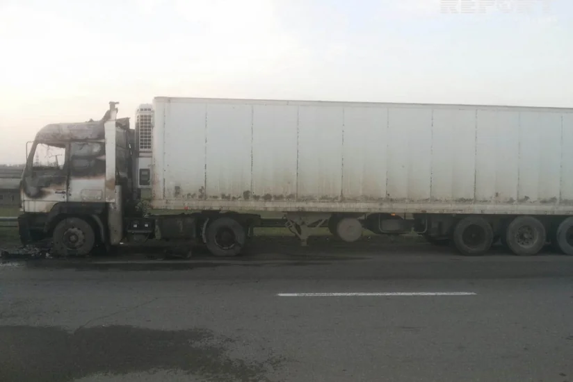 В Евлахе перевернулся грузовой автомобиль, есть пострадавший