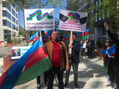 Azərbaycanlılar Brüsseldə Prezidentə dəstək aksiyası keçirib