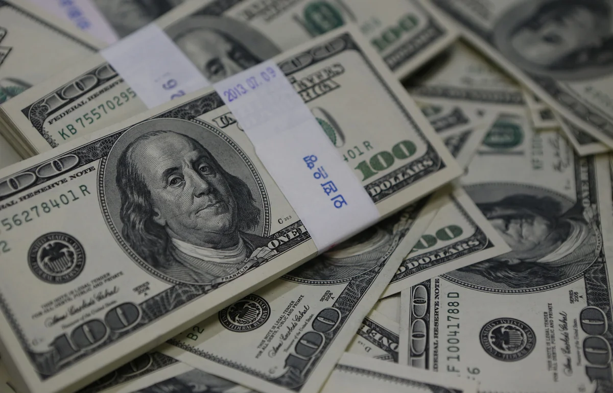 Bakıda mənzildən 5 min dollar oğurlanıb