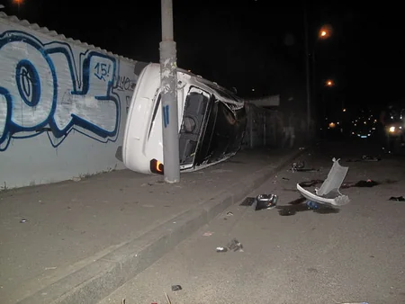 ​Автомобиль с азербайджанскими номерами устроил гонку в Киеве и врезался в бордюр - ФОТО