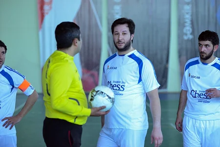 FIDE prezidenti Şəmkirdə şahmatçılarla futbol oynayıb