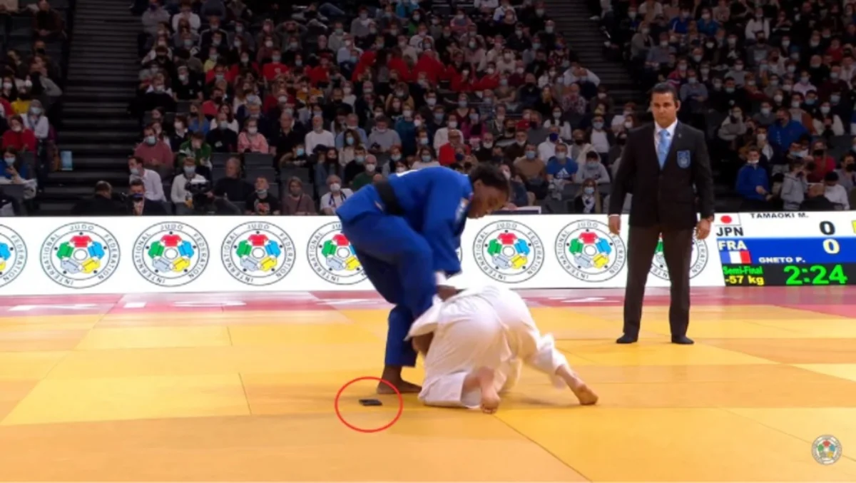 Qadın cüdoçu tatamiyə mobil telefonla çıxdığı üçün diskvalifikasiya olunub