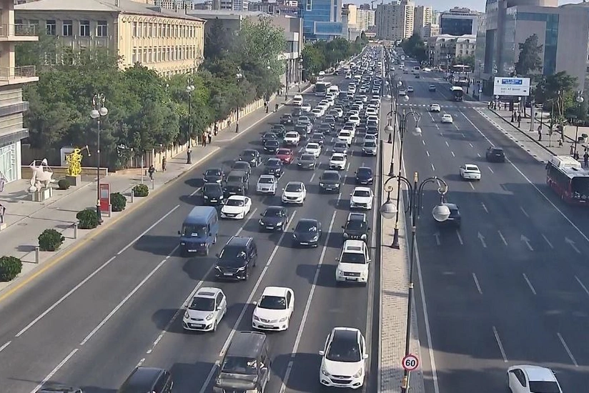 На ряде улиц и проспектов Баку затруднено движение транспорта